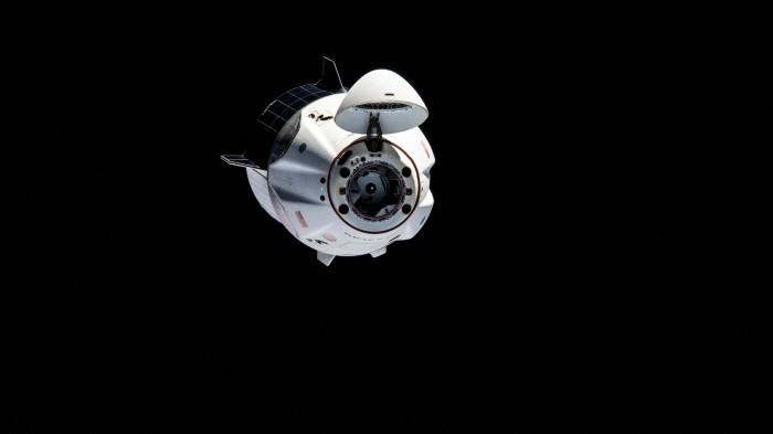 Das Crew-Dragon-Raumschiff beim Anflug auf die Internationale Raumstation ISS (Bild: NASA).