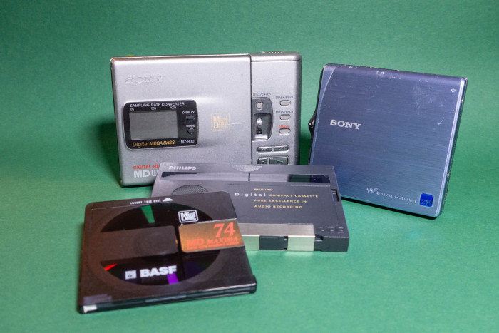 Zwei Minidisc-Player, eine Minidisc und eine DCC (Bild: Tobias Költzsch/Golem.de)