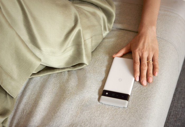 Das Pixel 6 Pro in Cloudy White (Bild: Google)