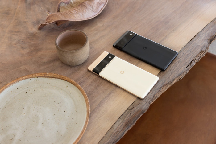 Pixel 6 Pro und Pixel 6 nebeneinander (Bild: Google)