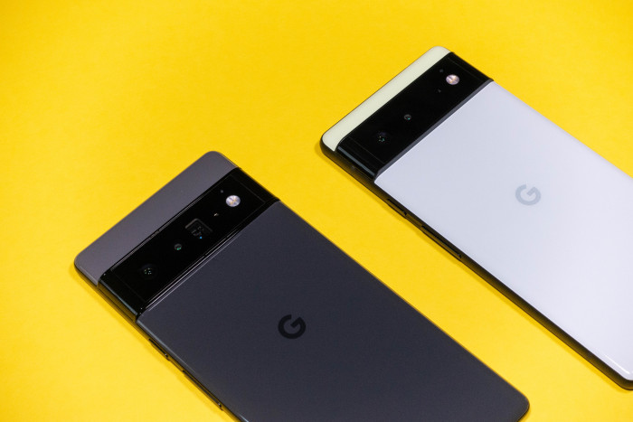 Das Pixel 6 Pro hat drei Objektive, das Pixel 6 zwei (Bild: Tobias Költzsch/Golem.de)