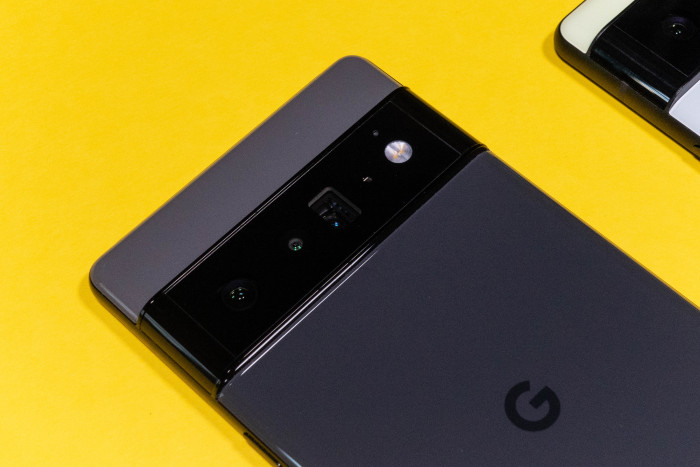 Das Pixel 6 Pro hat zusätzlich zur Haupt- und Superweitwinkelkamera noch eine Telekamera. (Bild: Tobias Költzsch/Golem.de)