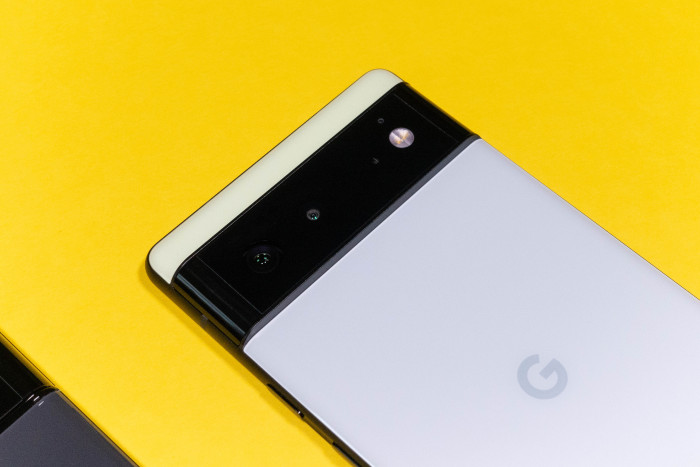 Das Pixel 6 hat eine Hauptkamera und eine Superweitwinkelkamera. (Bild: Tobias Költzsch/Golem.de)