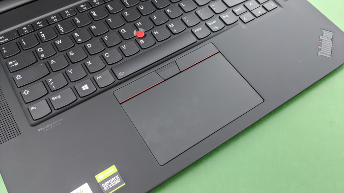 Das Trackpad ist groß und präzise. (Bild: Oliver Nickel/Golem.de)