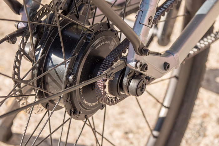 Das Pedelec hat einen Hinterradantrieb und einen Riemen, aber keine Gangschaltung. (Bild: Martin Wolf/Golem.de)