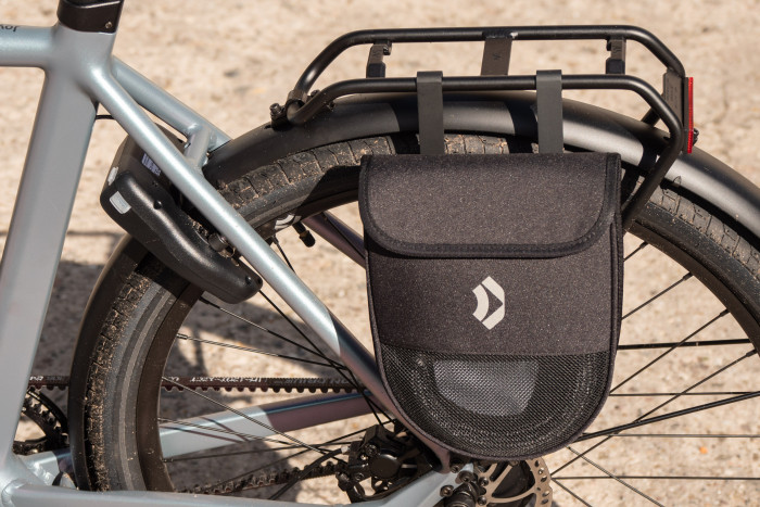 In der Tasche befindet sich das Kabelschloss. (Bild: Martin Wolf/Golem.de)