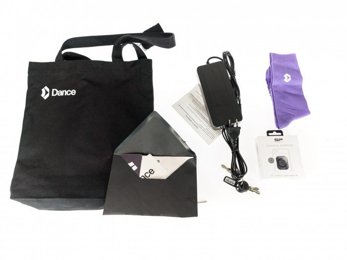 Zum Lieferumfang gehören neben Netzteil, Schlüsseln und Smartphone-Halterung auch Socken. (Bild: Martin Wolf/Golem.de)