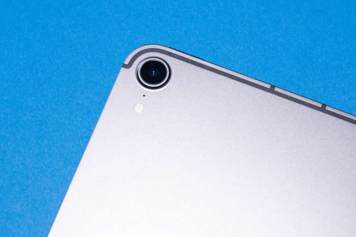 Das iPad Mini 2021 hat auf der Rückseite eine einzelne Kamera. (Bild: Tobias Költzsch/Golem.de)