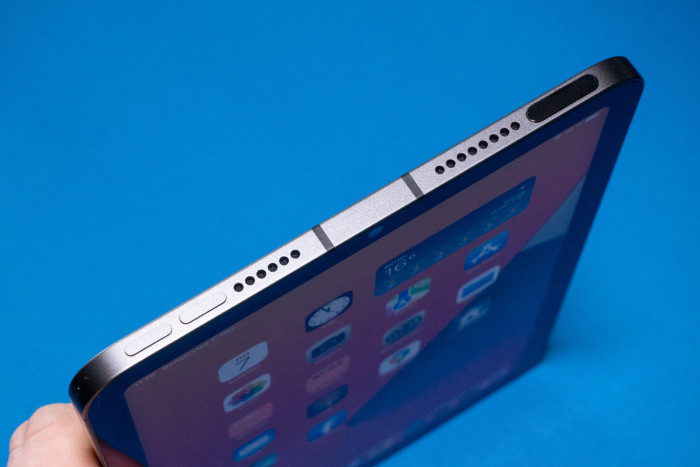 Die Anordnung der Laustärkeknöpfe ist ungewöhnlich. (Bild: Tobias Költzsch/Golem.de)