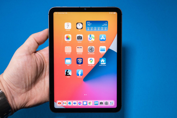 Das iPad Mini 2021 hat ein 8,3 Zoll großes Display und liegt gut in der Hand. (Bild: Tobias Költzsch/Golem.de)