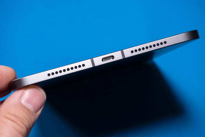 Das iPad Mini 2021 wird über einen USB-C-Anschluss geladen. (Bild: Tobias Költzsch/Golem.de)