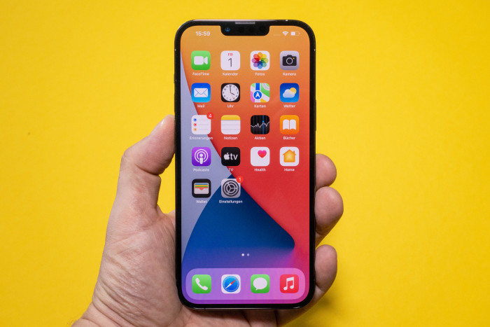 Mit einer Displaydiagonalen von 6,7 Zoll ist das iPhone 13 Pro Max groß. (Bild: Tobias Költzsch/Golem.de)