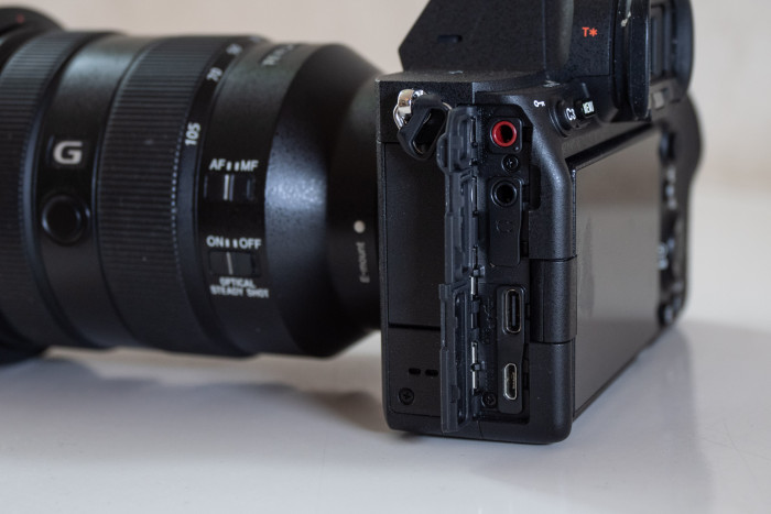 Die Anschl&uuml;sse sind hinter spritzwassergesch&uuml;tzten Klappen verborgen. (Bild: Martin Wolf/Golem.de)