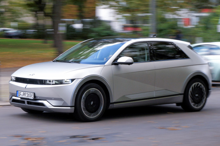 Der Hyundai Ioniq 5 ist ein Elektroauto mit ungewöhnlichem Design und innovativer Technik. (Foto: Martin Wolf/Golem.de)