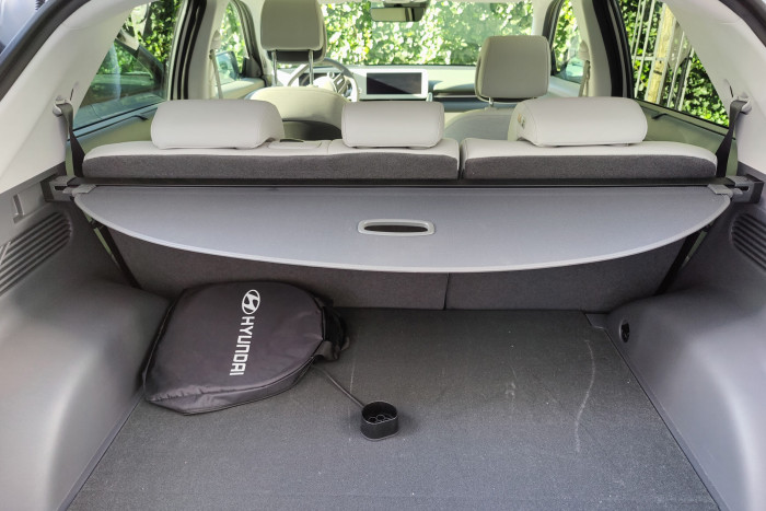 Das Kofferraumvolumen beträgt 527 Liter, mit umgeklappten Rücksitzen fast 1.600 Liter. (Foto: Martin Wolf/Golem.de)