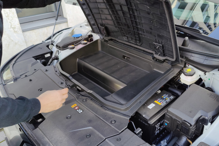 Mit 24 Litern ist der Stauraum unter der Motorhaube. bei der Allradversion recht klein. (Foto: Martin Wolf/Golem.de)