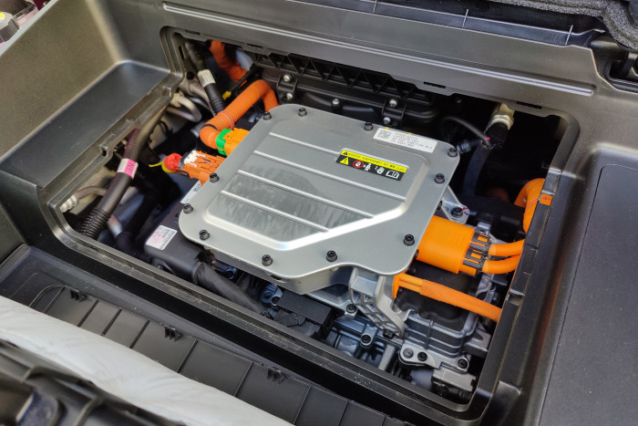 Unter dem Stauraum befindet sich die Steuereinheit für den Elektroantrieb. (Foto: Martin Wolf/Golem.de)