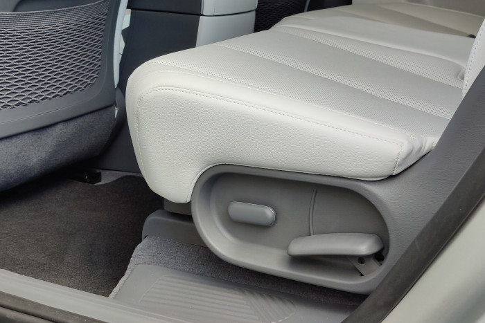 Die Rücksitze lassen sich verschieben. In der teueren Ausstattungsvariante sogar elektrisch. (Foto: Martin Wolf/Golem.de)