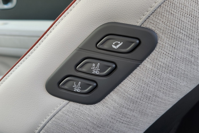 Mit einem Tastenfeld im Beifahrersitz lassen sich die Rücksitze verstellen. (Foto: Martin Wolf/Golem.de)