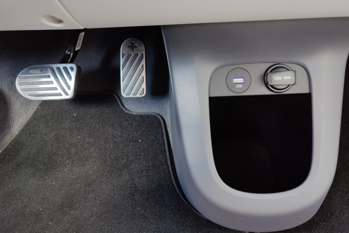 Das Smartphone lässt sich gegen Aufpreis drahtlos aufladen. (Foto: Martin Wolf/Golem.de)