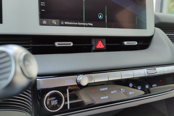 Die Klimaanlage lässt sich auf einem berührungsempfindlichen Bedienfeld einstellen. (Foto: Martin Wolf/Golem.de)