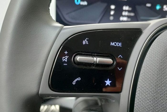 Viele Funktionen lassen sich zudem über das Lenkrad steuern. (Foto: Friedhelm Greis/Golem.de) 