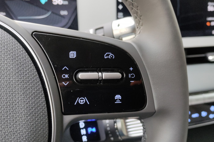 An beiden Seiten gibt es zwei Drück-/Wippschalter und vier Tasten. (Foto: Friedhelm Greis/Golem.de) 