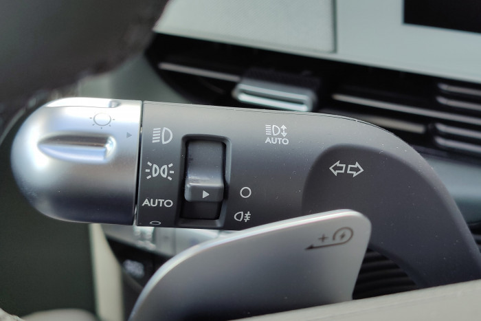 Hinter dem Lenkrad gibt es zudem zwei Wippschalter für die Rekuperation. (Foto: Martin Wolf/Golem.de)