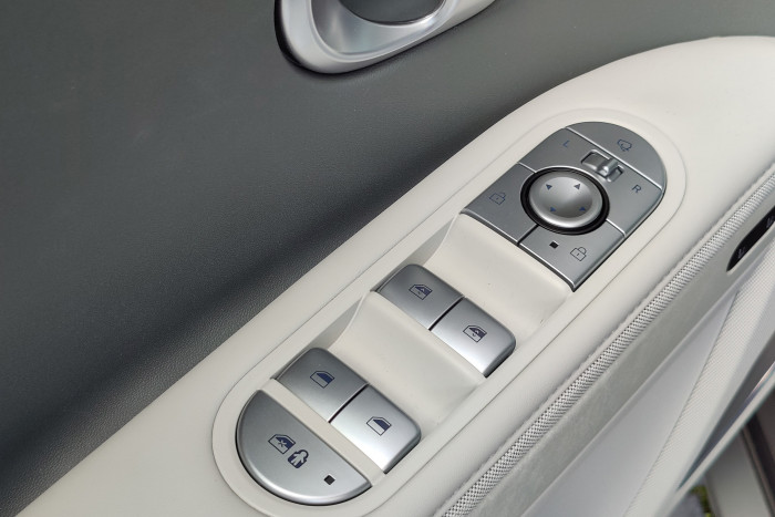 Auch in der Tür befinden sich zahlreiche Schalter für die Fenster und das Schließsystem. (Foto: Martin Wolf/Golem.de)