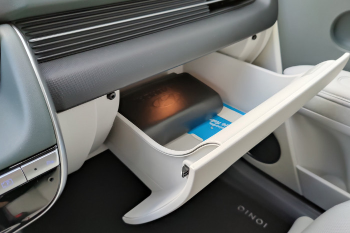 Das Handschuhfach lässt sich ganz ohne Schalter öffnen. (Foto: Martin Wolf/Golem.de)