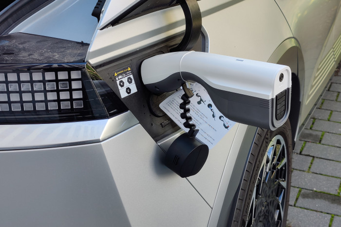 In der Ausstattungsvariante Uniq ist ein 230-Volt-Adapter für die Ladebuchse enthalten. (Foto: Martin Wolf/Golem.de)