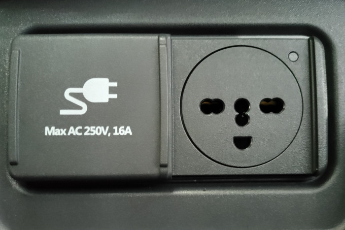 Über eine Steckdose unter der Rücksitzbank lassen sich ebenfalls Elektrogeräte anschließen. (Foto: Friedhelm Greis/Golem.de) 