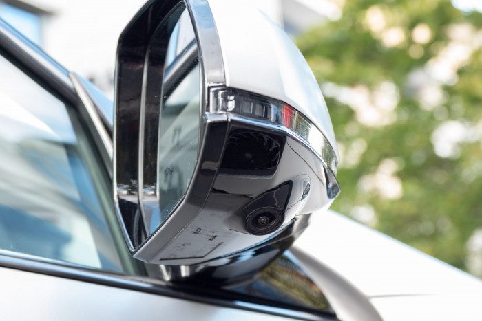 In den Außenspiegeln befinden sich gegen Aufpreis Kameras. (Foto: Martin Wolf/Golem.de)