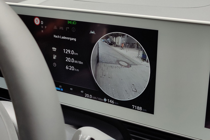 Zudem kann das Bild im Kombidisplay angezeigt werden, um vor Verkehrsteilnehmern im Toten Winkel zu warnen. (Foto: Martin Wolf/Golem.de)