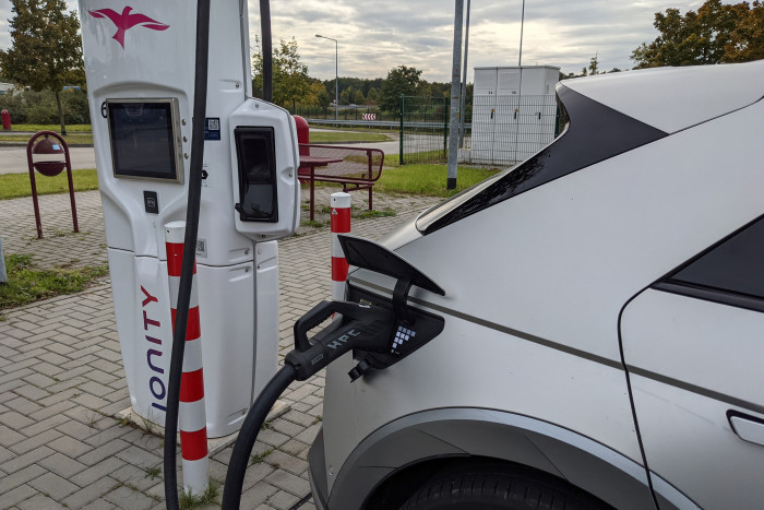 Der Ioniq 5 soll mit seiner 800-Volt-Technik mit bis zu 220 Kilowatt laden können. (Foto: Friedhelm Greis/Golem.de) 