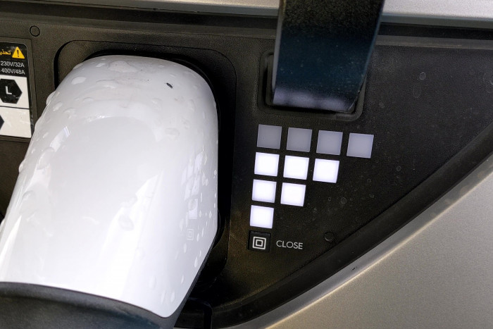 Das Ladeniveau wird auch die Balken an der Ladebuchse angezeigt. (Foto: Friedhelm Greis/Golem.de) 