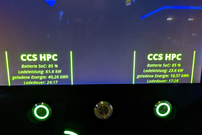 Im Vergleich zu anderen Elektroautos lädt der Ioniq 5 schnell. Ein Aiways U5 (rechts) war deutlich langsamer. (Foto: Friedhelm Greis/Golem.de) 