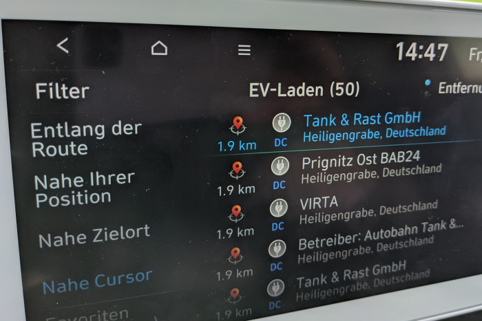 Über das Infotainmentsystem lassen sich Ladestellen anzeigen und nach bestimmten Kriterien filtern. (Foto: Friedhelm Greis/Golem.de) 