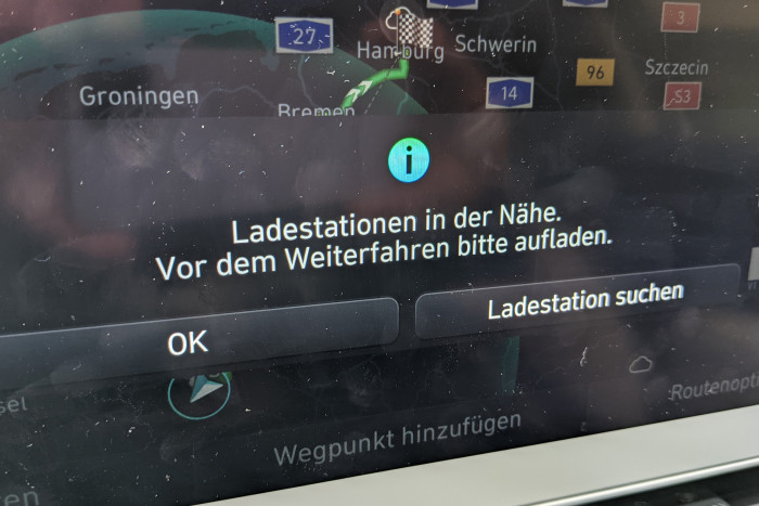 Diese Warnung erscheint, wenn der Akku nicht für die gesamte Route reicht. Aber selbst dann, wenn der Akku voll ist. (Foto: Friedhelm Greis/Golem.de) 