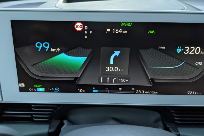 Die Anzeige von Geschwindigkeit und abgerufener Leistung ist ungewöhnlich. (Foto: Friedhelm Greis/Golem.de) 