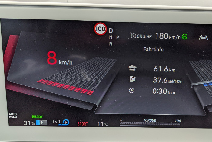 Im Sport-Modus wird die Anzeige in ein warnendes Rot getaucht. (Foto: Friedhelm Greis/Golem.de) 