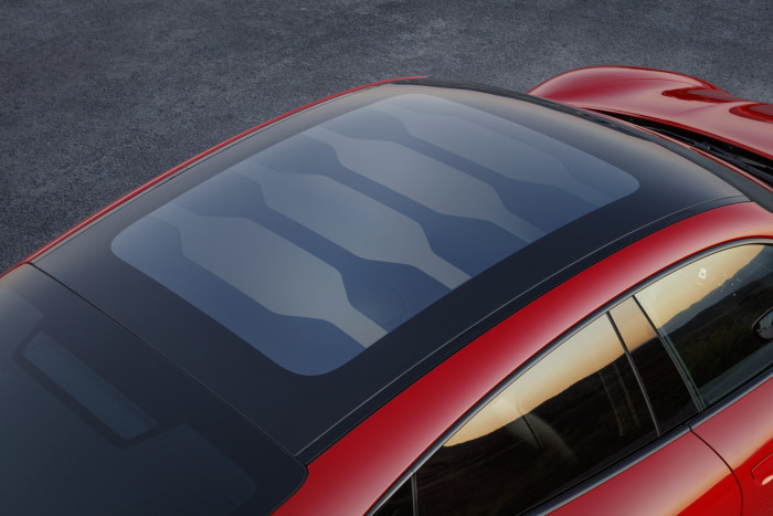 Schlagbares Sonnendach im Taycan GTS (Bild: Porsche)
