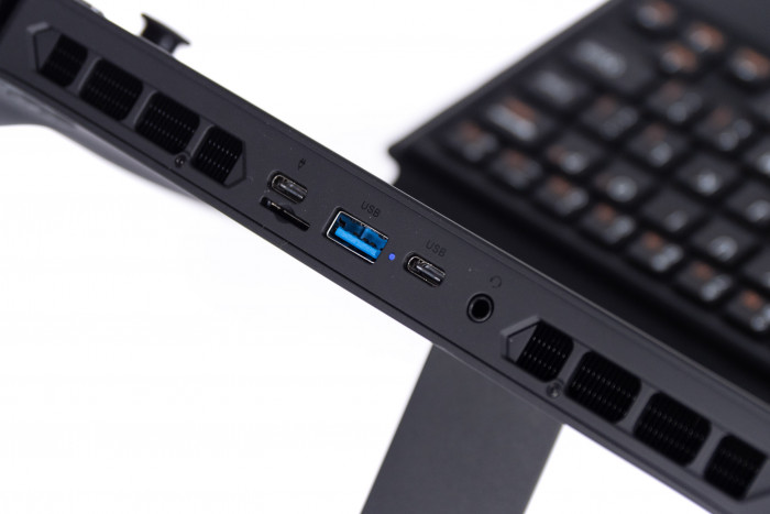 Die schnellen Anschlüsse sind an der Oberseite untergebracht. (Bild: Martin Wolf/Golem.de)