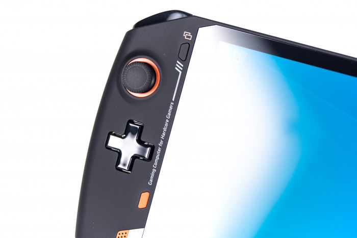 Das Digitalpad könnte etwas straffer sein, die zusätzlichen Tasten helfen beim Spielen unter Windows. (Bild: Martin Wolf/Golem.de)