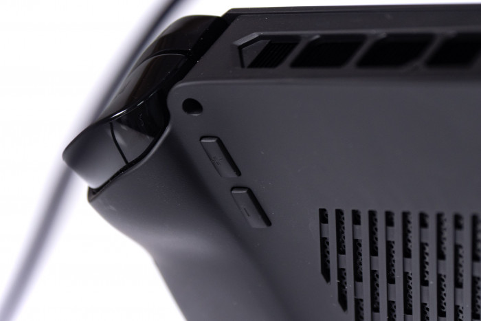 Mit den rückseitigen Knöpfen können Lautstärke und Taktfrequenz eingestellt werden. (Bild: Martin Wolf/Golem.de)