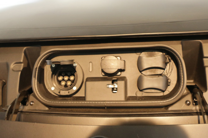 Der Sion kann auch zur Stromversorgung genutzt werden. Über eine Typ-2-Buchse (l.) mit bis zu 11 kW oder einen Schuko-Stecker (M.) mit bis zu 3,6 kW. (Foto: Friedhelm Greis/Golem.de)