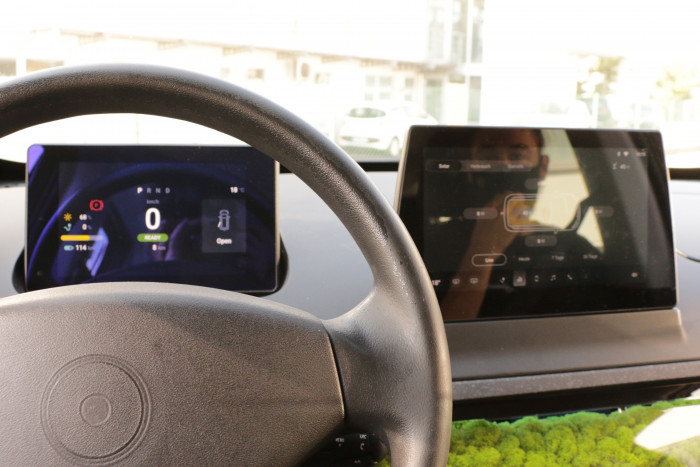 Das Armaturenbrett hat zwei Displays. (Foto: Friedhelm Greis/Golem.de)