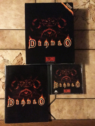 Schön schwarz: Verpackung, Anleitung und CD-Inlay sorgten vor 25 Jahren bereits vor der Installation von Diablo für die richtige Stimmung. (Bild: Medienagentur Plassma)