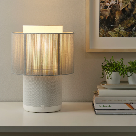 Neuer Symfonisk Lampen-Lautsprecher mit Textilschirm (Bild: Ikea)