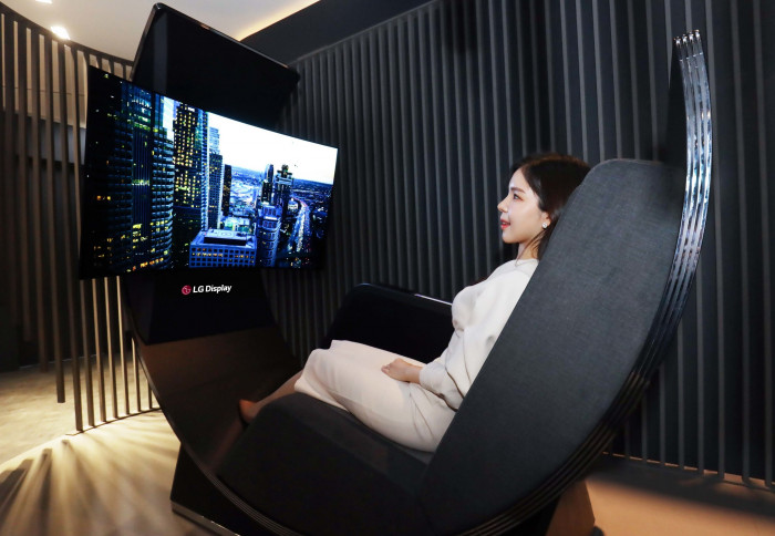 Der Media Chair ist ein Sessel, der auf einem beweglichen Podest zusammen mit einem gekrümmten OLED-Bildschirm verbaut ist. (Bild: LG Display)